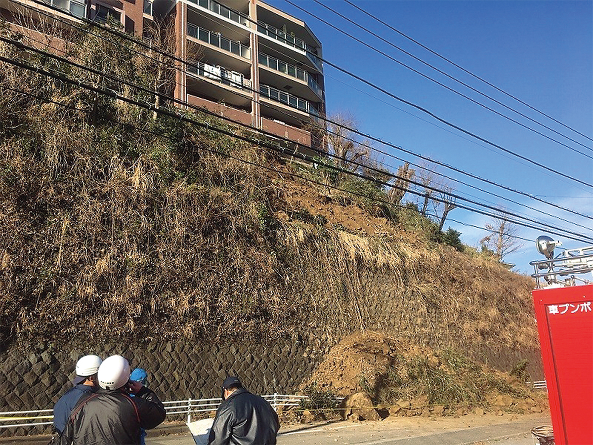 斜面崩壊の現場の様子。市道を通行していた女子高生が土砂に巻き込まれて命を落とした(写真:逗子市)
