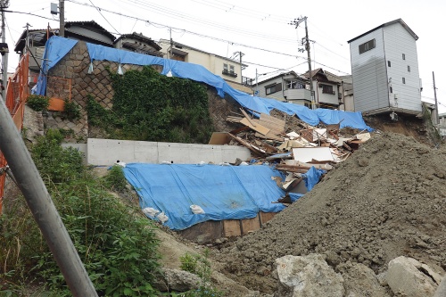 大阪市西成区で発生した住宅崩落事故の現場。崖下がサービス付き高齢者向け住宅の建設現場。2021年6月26日に撮影（写真：日経クロステック）