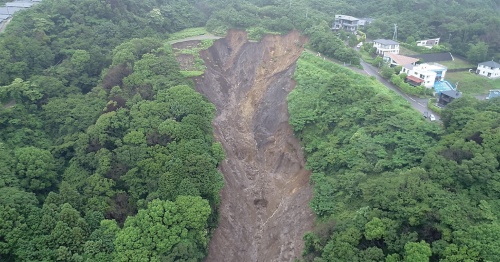 写真は盛り土の崩壊箇所（写真：静岡県）