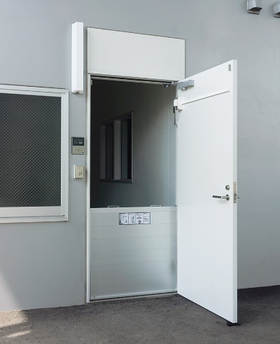 〔写真2〕ドアの室内側に設置