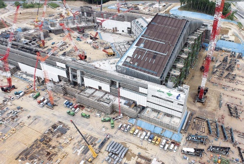 北海道北広島市で建設中の「ES CON FIELD HOKKAIDO（エスコンフィールドHOKKAIDO）」。話題のビッグプロジェクトだ。写真は固定屋根を施工している様子。2021年12月時点では世界最大級の可動屋根を架ける工事が進んでいる（写真：大林組・岩田地崎建設JV）