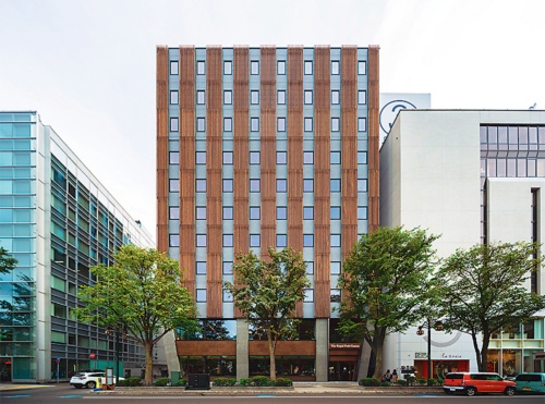 ザ ロイヤルパーク キャンバス 札幌大通公園。国内初の高層ハイブリッド木造ホテルで、2021年10月に開業。構造材に使用する木材量は国内最大規模となる（写真：三菱地所）