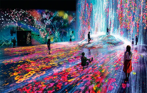 22年8月まで東京・お台場で開催中の「森ビル デジタルアート ミュージアム：エプソン チームラボボーダレス」。巨大な“地図のないミュージアム”（写真：チームラボ）