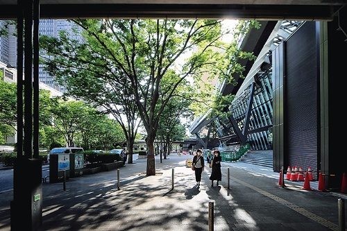 左手は、駅前から新宿中央公園に向かう幅員40mの中央通り（東京都道新宿副都心4号線）。右手は、新宿住友ビル。歩道部分は2015年以降、新宿副都心エリア環境改善委員会による道路占用事業の社会実験の舞台となった（写真：日経アーキテクチュア）