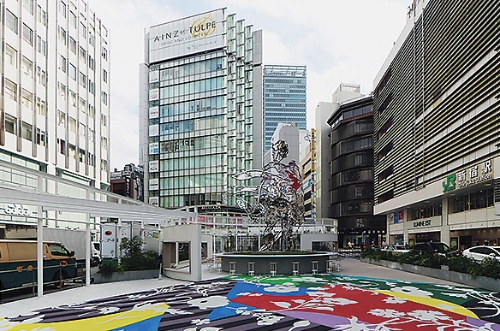 JR東日本とルミネが共同で、現代アーティストを起用する「美化整備」を展開。20年7月には、パブリックアートを松山智一氏、建築デザインをsinato（シナト）が担当したコミュニティースペースを広場の一角に開設している（写真：日経アーキテクチュア）