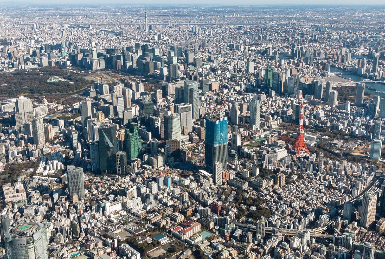  東京都港区の上空から都心部を望む。中央に見えるのが、「虎ノ門・麻布台プロジェクト」（写真：ITイメージング）