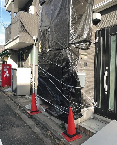 〔写真2〕黒いシートに覆われた階段