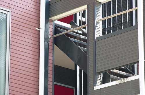 〔写真3〕事故が起こった鉄骨階段