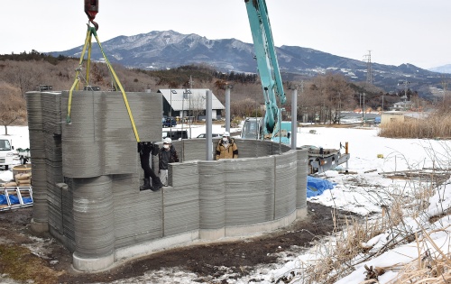セメント系の3Dプリンターで倉庫の壁を12分割して印刷し、群馬県渋川市内の現場に輸送して組み立てた。2022年2月12日撮影（写真：日経アーキテクチュア）