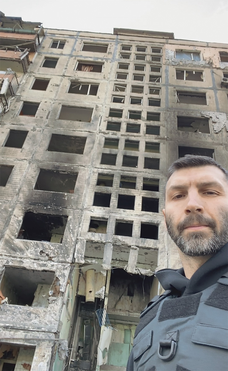 攻撃を受けた建物の前に立つbalbek bureauの創設者、スラバ・バルベック氏。国内外で活躍する設計者だ（写真：balbek bureau）
