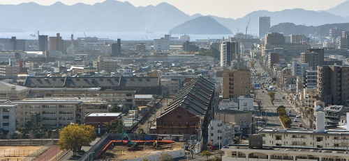 広島市南区の比治山から見た被服支廠。施設の周りには住宅地が形成されている（写真：アーキウォーク広島）