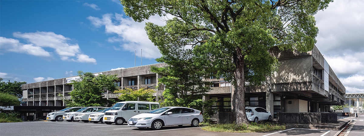 〔写真1〕「城山の風景」と対比させた水平線のデザイン