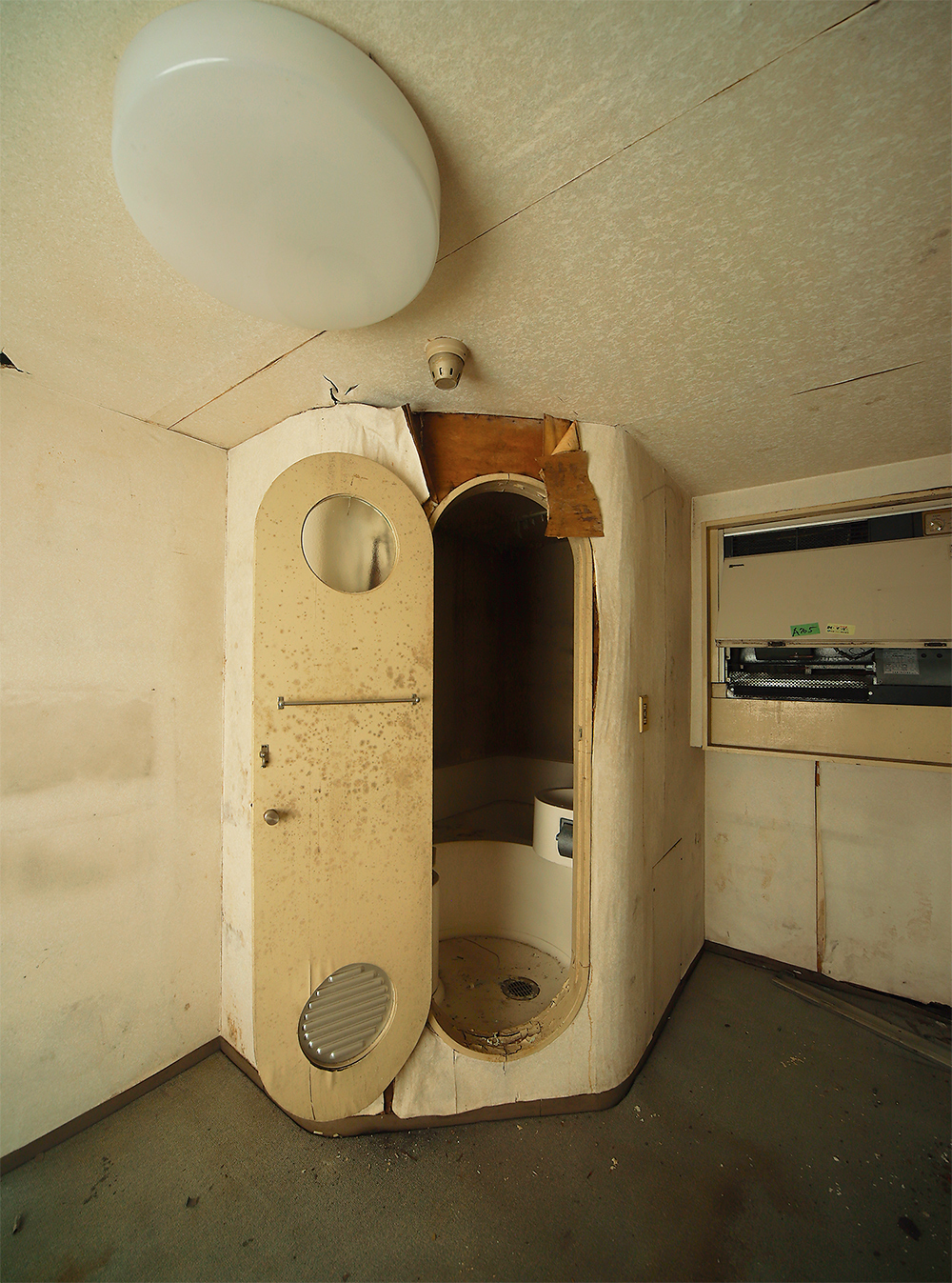〔写真2〕建築当時の様子に近い内装のカプセルも