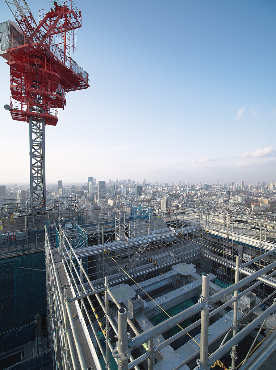 〔写真1〕最高高さ167mで進む天空の改修