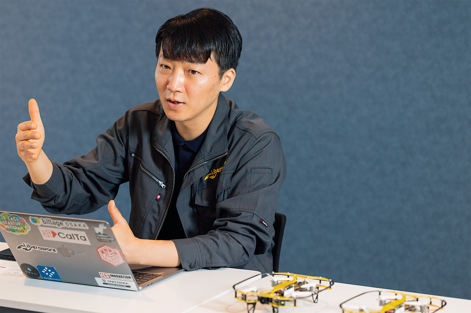 Liberawareの閔弘圭代表取締役CEO。手前の黄色いドローンがIBISだ（写真：吉成 大輔）