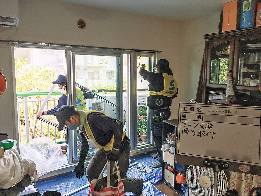〔写真2〕サッシ交換は室内側から
