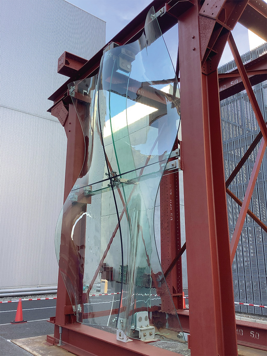 波のようにうねるガラス外装、「化学強化」で大曲率を実現 | 日経