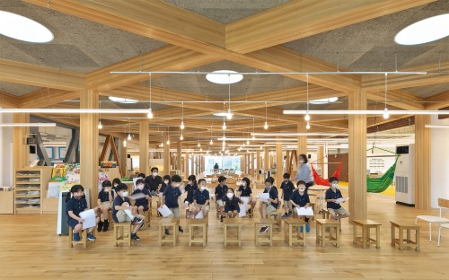 〔写真1〕学習空間の中心となるオープンスペース
