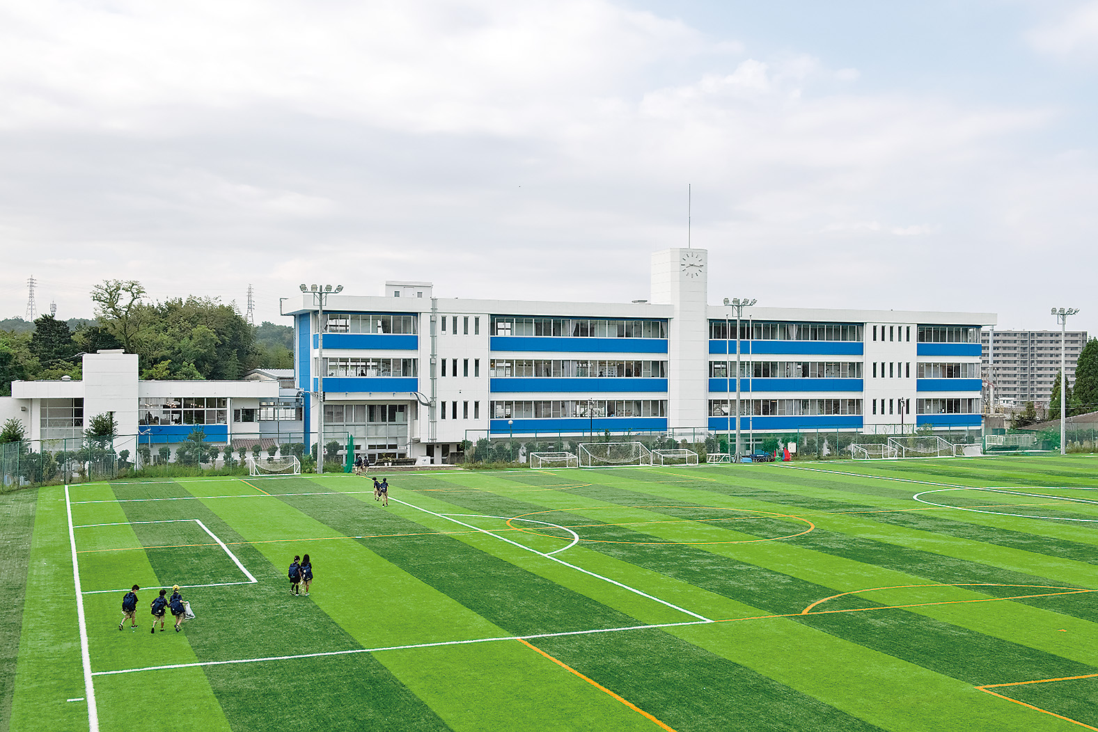 〔写真2〕既存校舎の間に木造で増築
