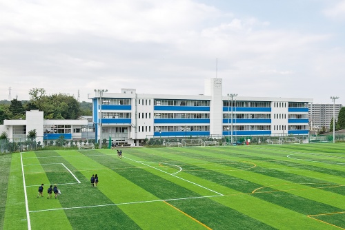 〔写真2〕既存校舎の間に木造で増築