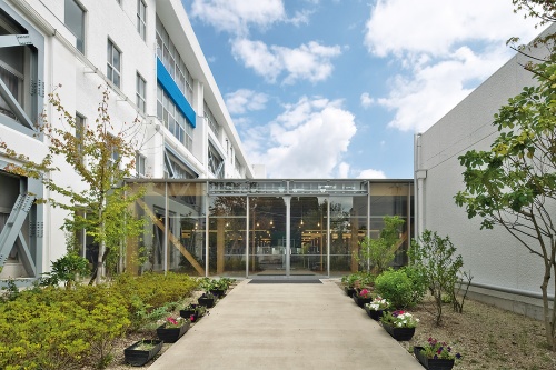 ラーニングセントラルの西側外観。瀬戸SOLAN小学校は2022年度グッドデザイン賞を受賞した(写真:生田 将人)