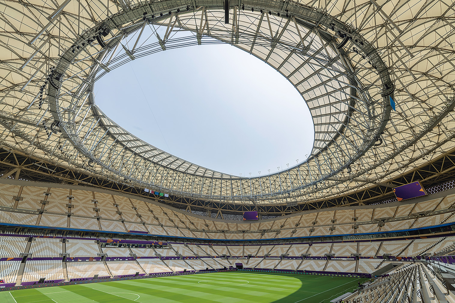 金色に輝く器形の巨大スタジアム、世界最大級の屋根は直径307m | 日経