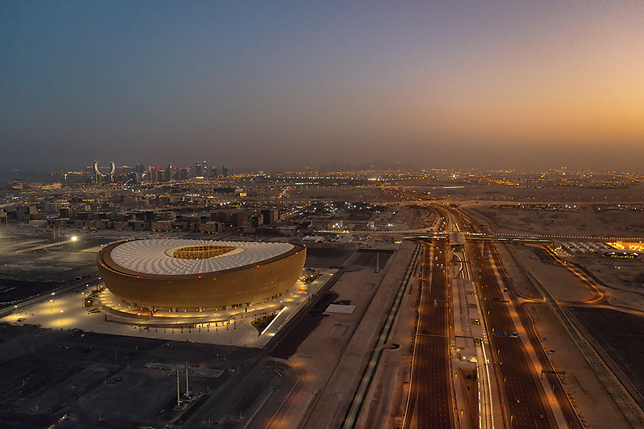 金色に輝く器形の巨大スタジアム 世界最大級の屋根は直径307m 日経クロステック Xtech