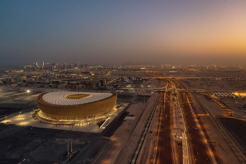 金色に輝く器形の巨大スタジアム 世界最大級の屋根は直径307m 日経クロステック Xtech 金色に輝く器形の巨大スタジアム 世界最大級の屋根は直径307m 日経クロステック Xtech