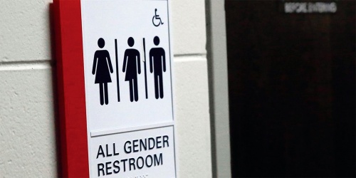 性別に関係なく利用できる「オールジェンダートイレ」を巡っては米国でも意見が割れている。写真は米イリノイ州の公共施設に設置されたトイレ。サインにも工夫が見られる（写真：米イリノイ州上院民主党議員連盟）