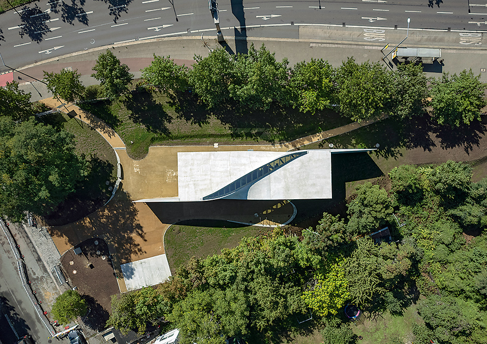 〔写真3〕開口が建物を斜めに貫く