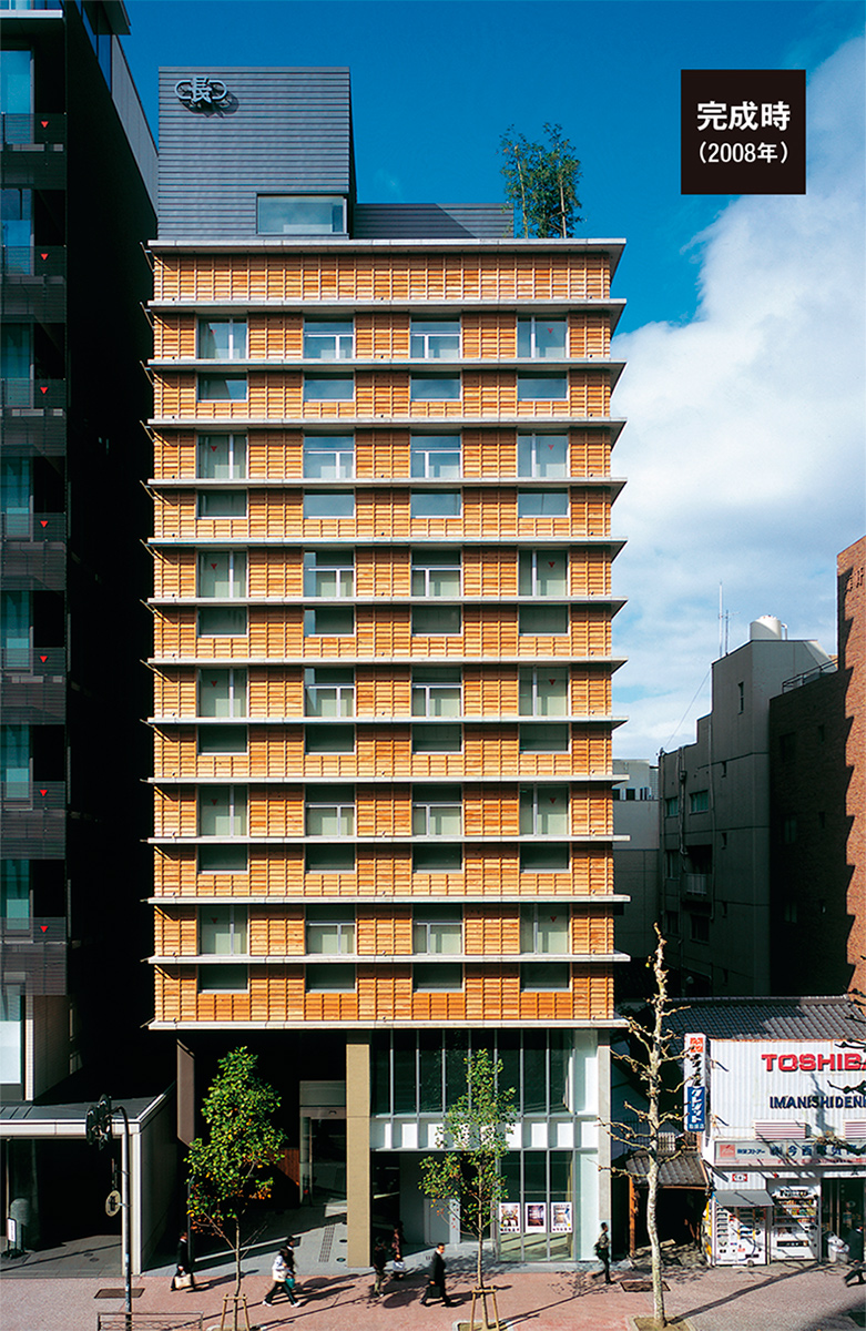 3階から上に、京都府産のスギを用いた下見板張りの外装材をまとう。新築時に木材保護塗料で施工した（写真：生田 将人）