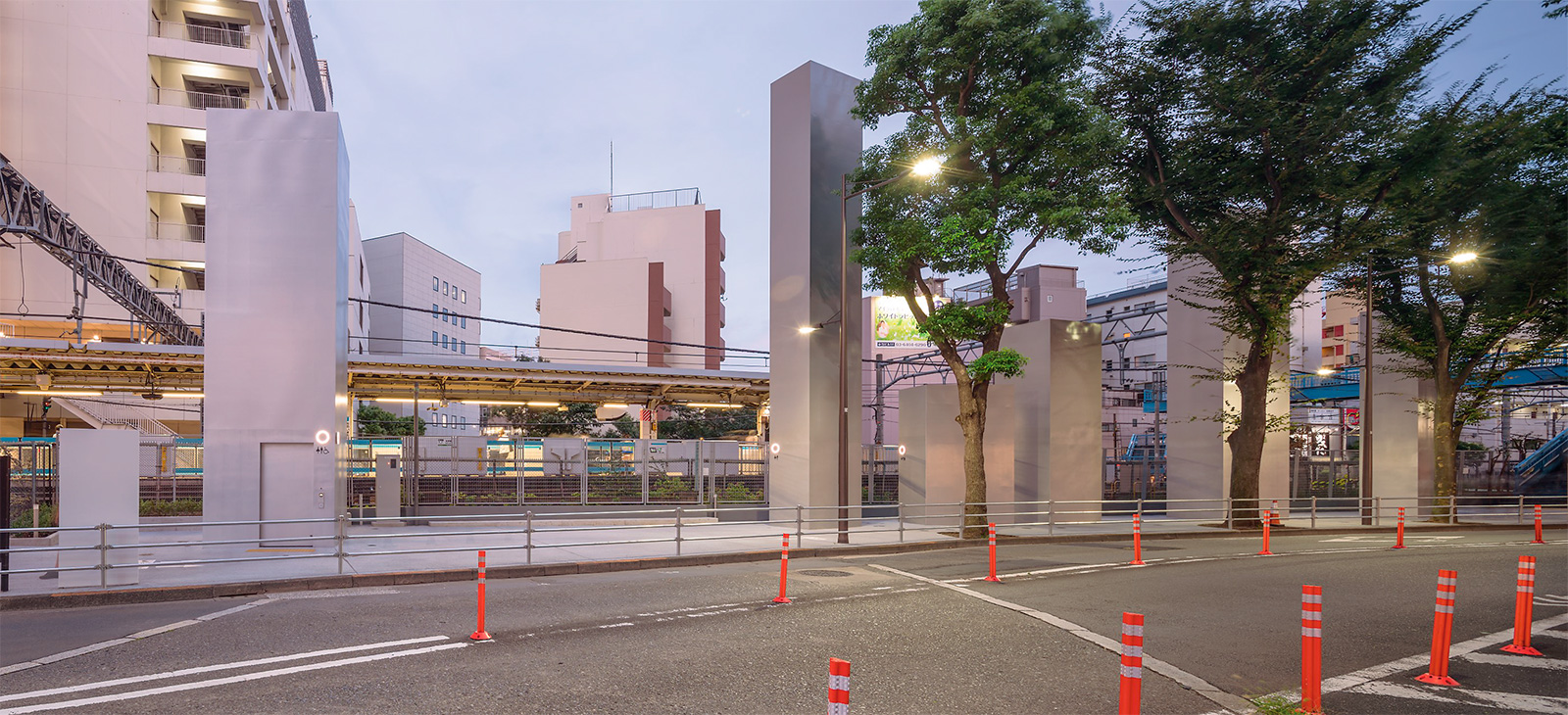 〔写真1〕駅前に6棟のタワーが立ち並ぶ