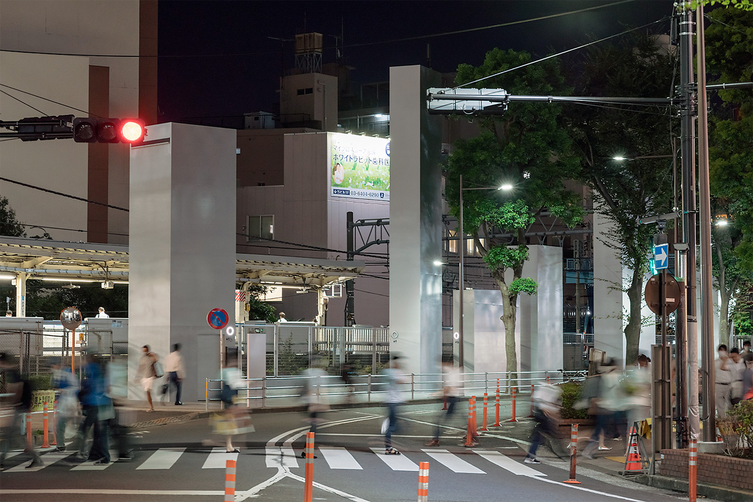 〔写真3〕夜間も人通りが多くJRのホームは終電後も照明が点灯