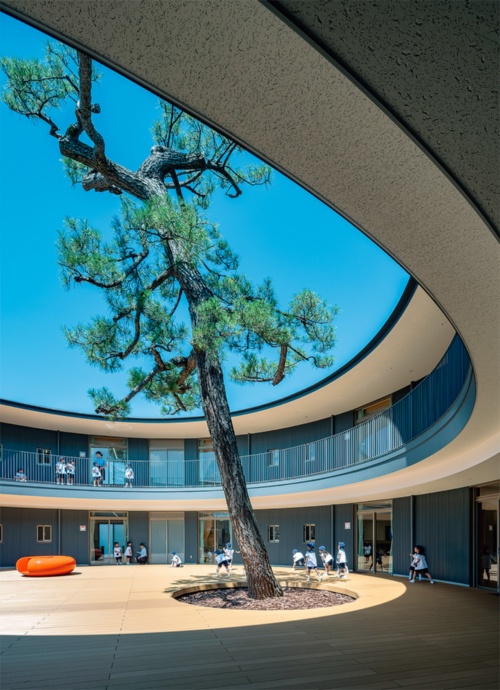 〔写真2〕上履きで走り回れる円形園庭