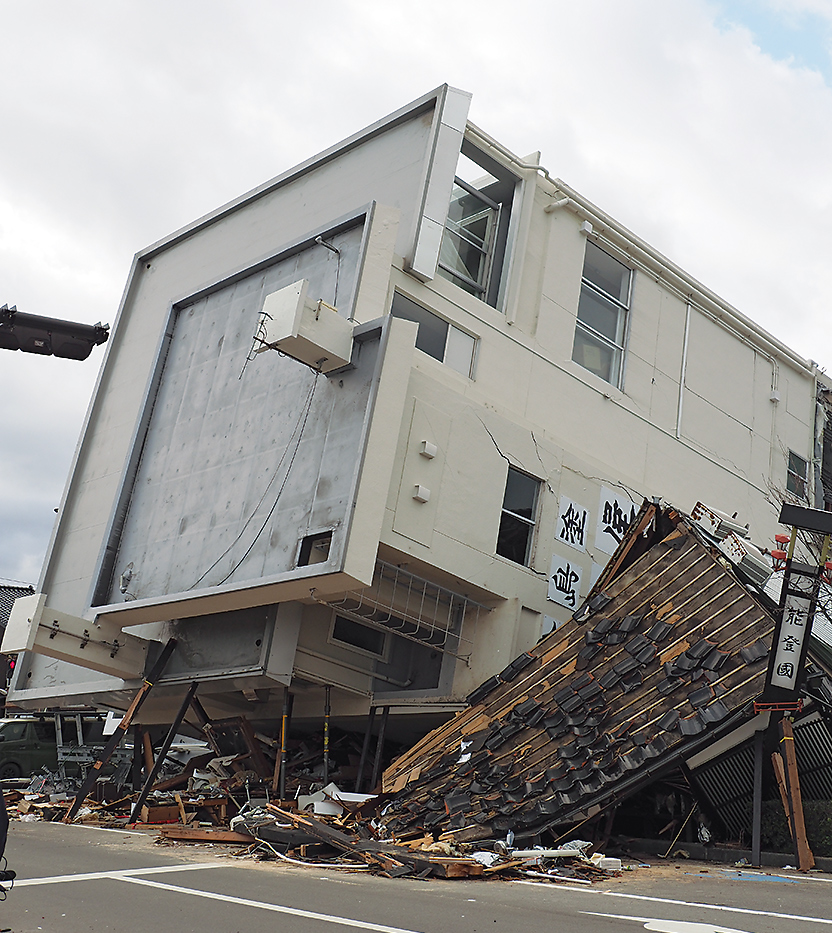 7階建てビルが横倒しに、専門家が推理する転倒メカニズム | 日経クロステック（xTECH）