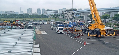 〔写真1〕建設現場に向かう車両が集結