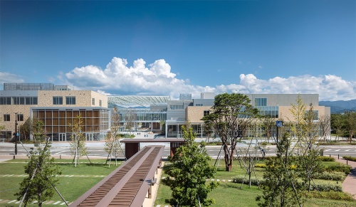 〔写真1〕向かいの県立図書館と統一感を持たせた外装