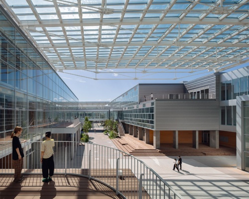 〔写真2〕学外にも開かれたアートプロムナード