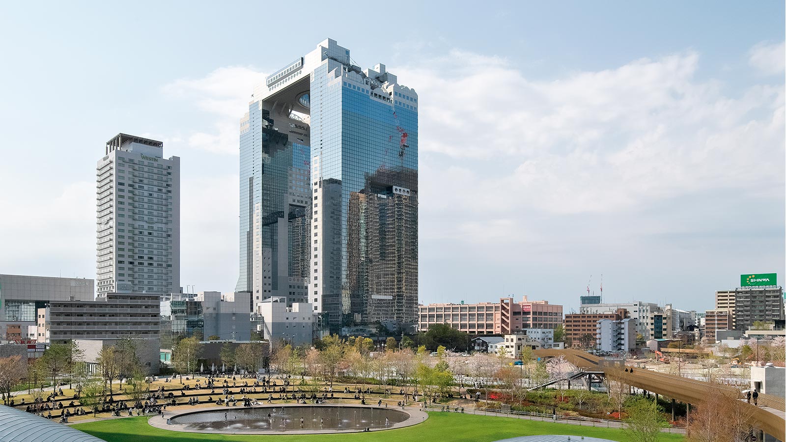 梅田スカイビルで前代未聞の「連結超高層」を実現、原広司氏が示した