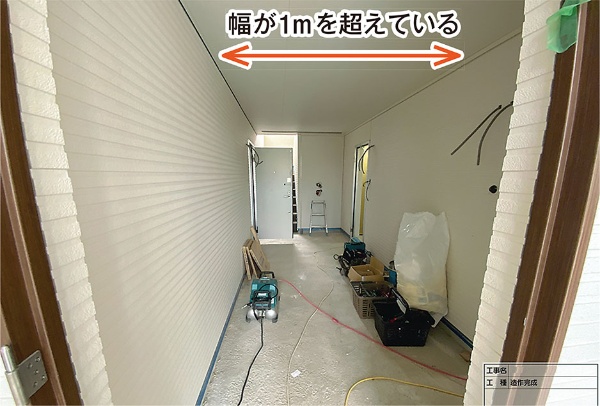 〔写真1〕幅が1m以上ある共同住宅の廊下