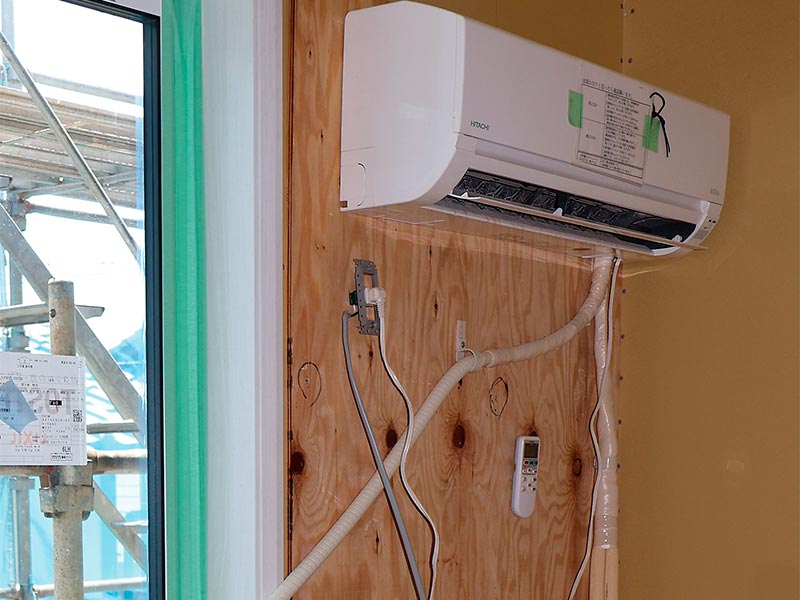 「エアコン」が効いた建設現場、仮設トイレを改造した休憩室も