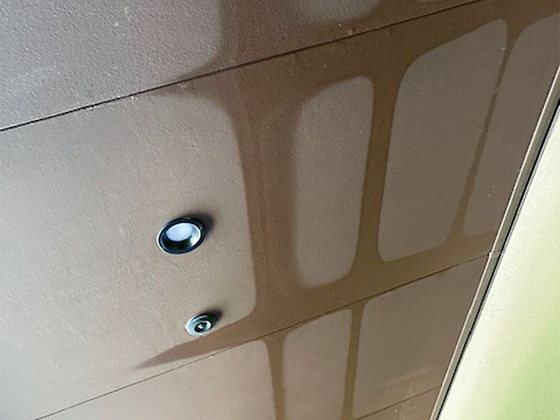 軒の天井裏から水滴が垂れる