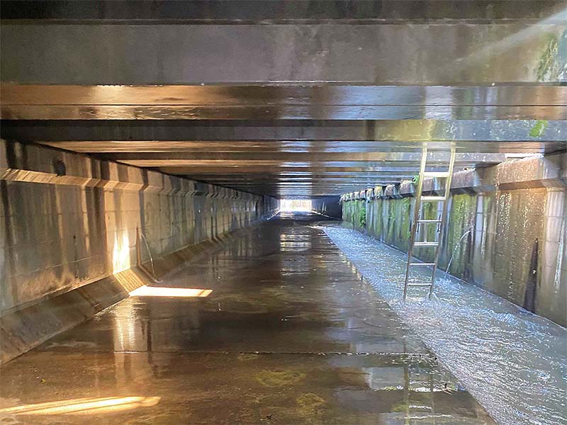 暗渠が重機の重さに耐えられず、設計ミスで開札前日に入札中止