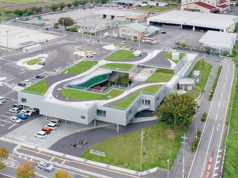 1万5000冊の漫画を中核に、スロープで回遊できる新図書館