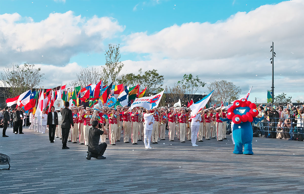 万博　フラッグパレード　2枚セット フラッグパレード - YouTube