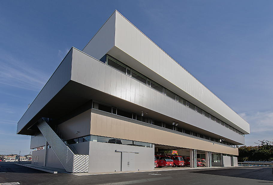 部材を減らしてミニマルに、「美しさ」と「コスト」を両立 | 日経