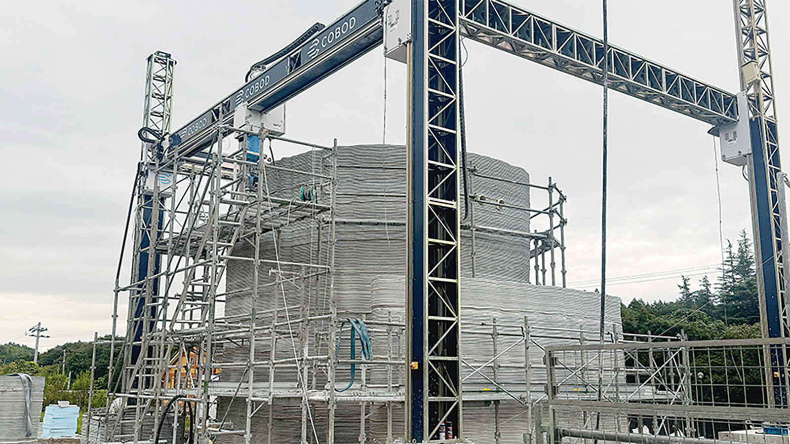 2階建て3Dプリンター住宅登場、基礎から構造体まで1台で施工