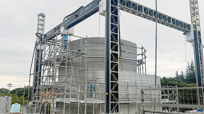 2階建て3Dプリンター住宅登場、基礎から構造体まで1台で施工