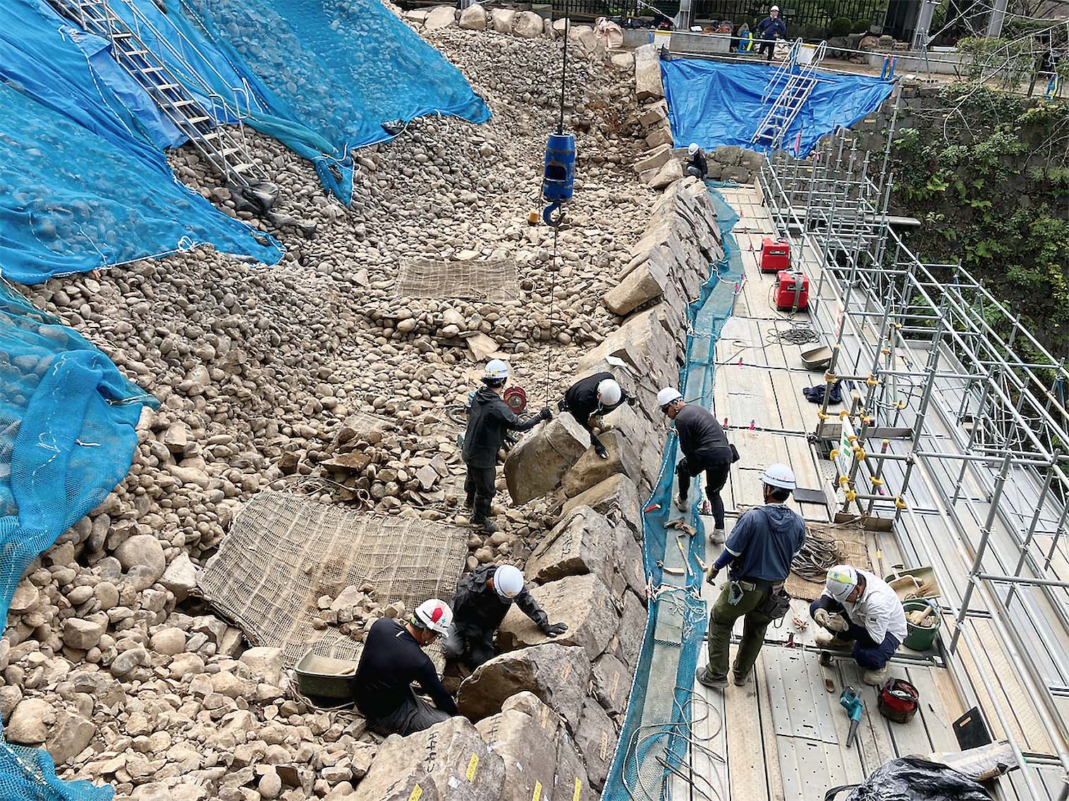 耐震か伝統か」で葛藤 屋根は軽量化へ、石垣に新工法（4ページ目