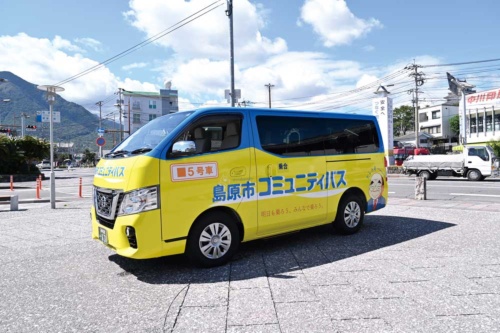 図 長崎県島原市のAIオンデマンド交通「予約・あいのり・たしろ号」の車両とWebサイトの画面